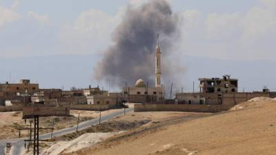 La aviación siria lanzó por su parte barriles de explosivos sobre este sector. AFP