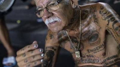 Delneri Martins Viana muestra sus tatuajes del equipo de fútbol brasileño Botafogo.