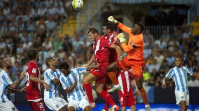 El portero Carlos Kameni, del Málaga, despeja de puños el balón. Foto AFP