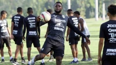 Yustin Arboleda en el entrenamiento de este jueves en la sede del Marathón. Foto Neptalí Romero