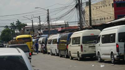 Algunas de las unidades que recorren las rutas más largas son asaltadas varias veces al día, conforme a las denuncias de los transportistas. Foto: Melvin Cubas.