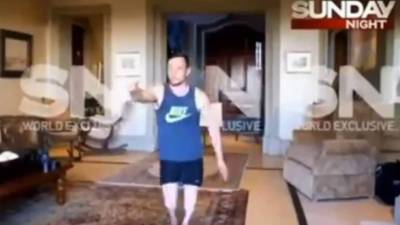 En las imágenes se ve a Pistorius caminando apresuradamente sobre sus muñones.