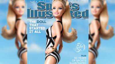 Barbie posa en traje de baño en el 50 aniversario de la revista.