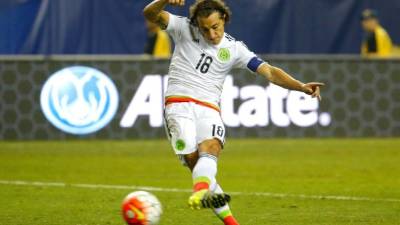 Andrés Guardado al momento de cobrar el primer penal ante Panamá. Foto AFP