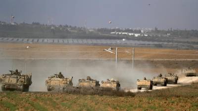 Vista de una decena de tanquetas de guerra desplegadas por el ejercito israelí en la frontera con la Franja de Gaza.
