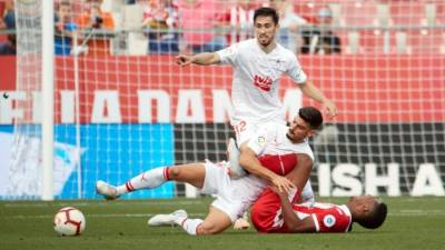 El 'Choco' Lozano se duele de una falta en el partido contra el Eibar. Foto LaLiga.es