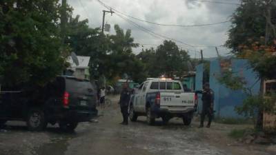 Agentes de la Policía Nacional resguardan el carro de los funcionarios de EUA.
