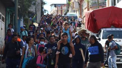 Los migrantes centroamericanos piden a las autoridades mexicanas permisos que les permitan circular libremente por el país en su ruta hacia Estados Unidos.