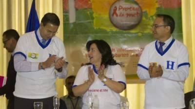 .- El presidente de la Federación Nacional de Fútbol de Honduras (Fenafuth), Rafael Leonardo Callejas (i), junto a la ministra de Salud, Yolani Batres (c), y Fernando Cano (d), director interino de ONUSIDA en Honduras, hoy, martes 13 de mayo de 2014, en Tegucigalpa durante el lanzamiento de la campaña 'Protege la meta', orientada a prevenir los embarazos y el VIH/Sida en adolescentes en el país, donde una de cuatro mujeres es madre antes de los 19 años. EFE/Gustavo Amador