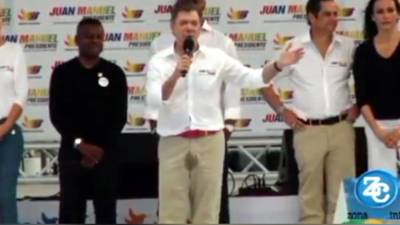 El pasado domingo, cuando hacía la presentación de su campaña para la reelección en la ciudad de Barranquilla (norte), Santos se orinó como secuela de la operación de un cáncer de próstata a la que se sometió en octubre de 2012.