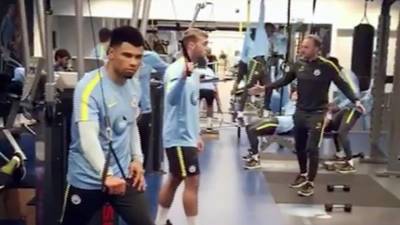 El Manchester City se une al reto del 'Mannequin Challenge'.