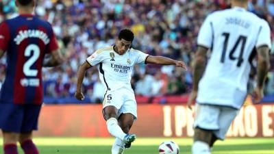 Momento del zapatazo de Bellingham que se incrustó al ángulo y que dio el empate parcial del Barcelona vs Real Madrid por la jornada 11 de la Liga de España.