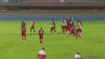 Jugadores de Islas Caimán celebrando su victoria histórica la noche del sábado 8 de junio.