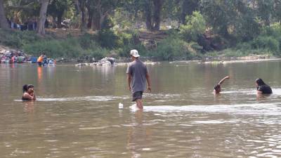 Un grupo de migrantes nadan en el Río Suchiate, antes de cruzarlo, este miércoles en el municipio de Ciudad Hidalgo en Chiapas (México).