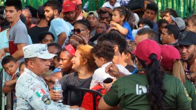<b><span class=mln_uppercase_mln>Desesperación.</span></b> Grupo de migrantes hacen fila para tramitar papeles migratorios el 5 de mayo de 2023, en Tapachula.
