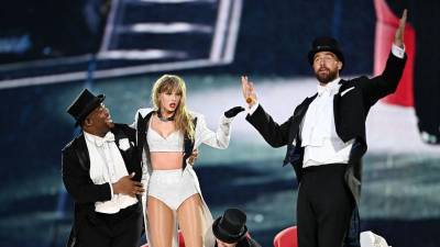 Taylor Swift y Travis Kelce durante su participación en el concierto de la famosa cantante.