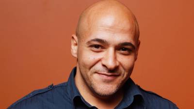 El actor y cómico Mike Batayeh, conocido principalmente por su papel como Dennis Markowski en la exitosa serie <i>Breaking Bad</i>, ha fallecido a los 52 años de edad a causa de un paro cardíaco.