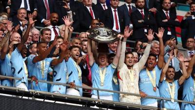 Kevin de Bruyne como capitán se encargó de levantar el trofeo.