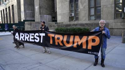 Manifestantes anti Trump piden su arresto frente a la torre del magnate en Nueva York.