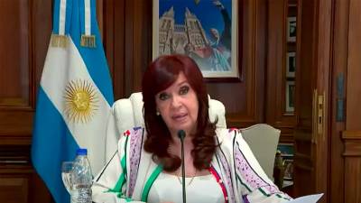 La vicepresidenta de Argentina, Cristina Fernández, enfrenta una condena de 12 años de prisión y la inhabilitación para ejercer cargos públicos de por vida si es encontrada culpable.