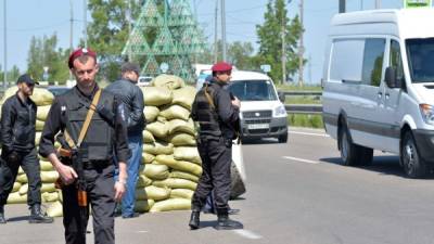 Los fuerzas de seguridad ucranianas siguen resguardando varias zonas de Kiev.
