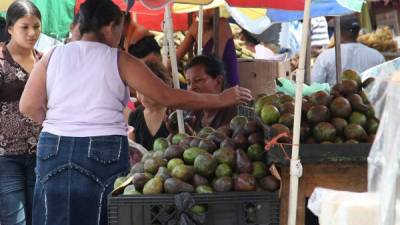 Hondureños efectuando sus compras en un mercado de Tegucigalpa.