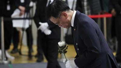 El presidente en funciones de Corea del Sur, Choi Sang-mok, rinde homenaje a las víctimas del accidente aéreo de Jeju Air.