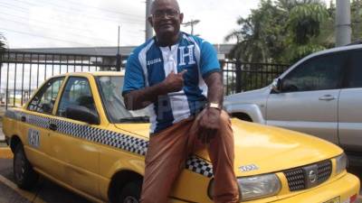 Ricaurte Ortíz recorre las calles de Panamá con la camisa de la Bicolor a pesar de tener su sentimiento canalero.