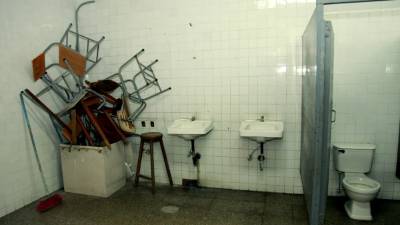 En el edificio tres de la Unah-vs hay acumulación de pupitres en algunos sanitarios.