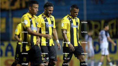 Jugadores del Real España salen del campo cabizbajos tras perder contra el San Carlos. Foto Melvin Cubas