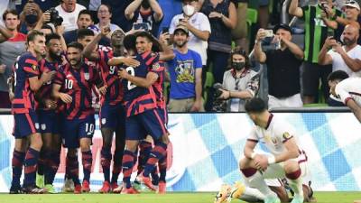 Jugadores de Estados Unidos celebran el gol de Gyasi Zardes ante Qatar. Foto AFP