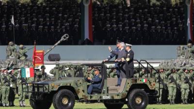 Tras tomar posesión del cargo el sábado pasado, el presidente de México, Andrés Manuel López Obrador, saludó ayer a las Fuerzas Armadas, en el Campo Marte, en su primer acto oficial como comandante supremo de las Fuerzas Armadas mexicanas.