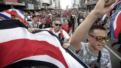 Mostrando su peor rostro, cientos de costarricenses se manifestaron ayer en San José, contra el ingreso de nicaragüenses que huyen de la sangrienta crisis en su país y piden asilo en la nación vecina. La violenta protesta terminó en disturbios, ofensas y varios detenidos.