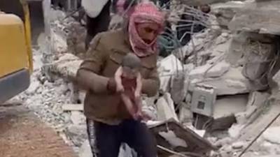 Una bebé fue rescatada tras nacer bajo los escombros de un edificio en Siria. Su madre falleció.