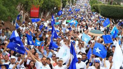 Marcha por la paz y la unidad. Teniendo como fondo el himno cristiano Te pido la paz para mi ciudad, miles de nacionalistas salieron en orden y pacíficamente a pedir por la paz de Honduras, al tiempo que ratificaron su apoyo a su candidato Juan Orlando Hernández. JOH cerró la actividad pidiendo que se cuenten todas las actas y se dé el ganador.