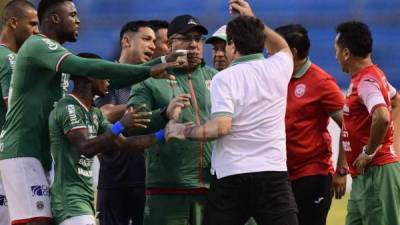 El entrenador Héctor Vargas se fue expulsado en la derrota del Marathón vs Motagua en el inicio de la pentagonal y perdió la cabeza al extremo de tener que ser controlado por sus propios jugadores. Fotos Edwin Romero y Yoseph Amaya.