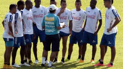 Jorge Luis Pinto dialogando con los jugadores titulares que enfrentarán a Venezuela.