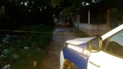 Agentes de la Policía Nacional resguardan la escena.