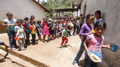 Los niños esperan con ansias la hora de la merienda escolar en Yamaranguila, pues para algunos es lo único que comen en el día. Fotos: Wendell Escoto