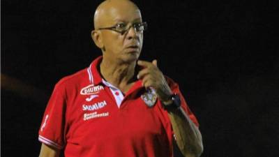 Jairo Ríos mientras daba instruciones en el estadio Rubén Deras de Choloma.