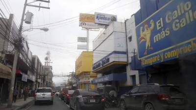A cinco días de los saqueos y disturbios, muchos almacenes y tiendas por departamento continúan cerradas en el centro de la ciudad. foto. amílcar izaguirre.