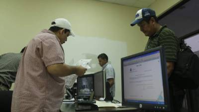 Usuarios solicitan sus placas en las oficinas del IP en San Pedro. Foto: Melvin Cubas.
