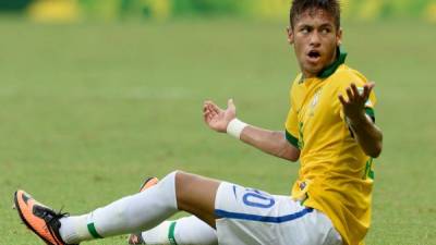 Neymar es de los jugadores que más críticas ha recibido por simular faltas.