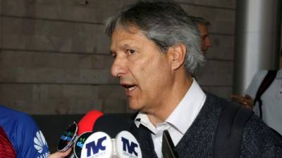 Carlos Restrepo habló con los medios a su llegada a la capital. Foto Ronald Aceituno