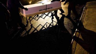 Las muertes están llevando al límite los servicios que ofrecen las funerarias a las familias en duelo. Foto: EFE