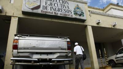 Miles de vehículos circulan en San Pedro Sula sin placas.
