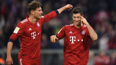 Robert Lewandowski celebra uno de sus goles con Leon Goretzka. Foto AFP