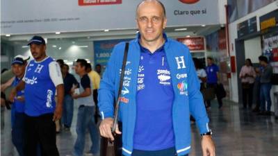 Fabián Coito a su regreso al pais tras la dura derrota en Brasil. Foto Neptalí Romero
