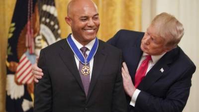 El estelar cerrador panameño Mariano Rivera, exYankees de Nueva York, recibió este lunes la Medalla Presidencial de la Libertad por su trayectoria deportiva de manos del presidente estadounidense, Donald Trump. Foto AFP.