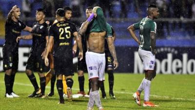 Jugadores del Marathon de Honduras tristes tras ser eliminados por el Comunicaciones de Guatemala. Foto EFE